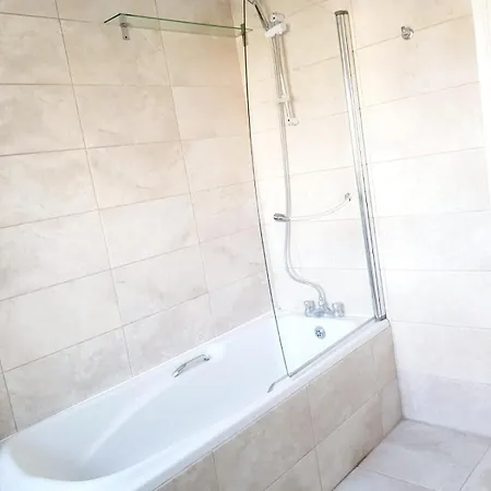 Private 3 Bedroom House In Town 웩스퍼드